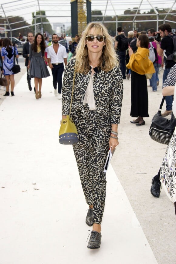 Alexandra Golovanoff arrive au Jardin des Tuileries pour assister au défilé Nina Ricci. Paris, le 26 septembre 2013.