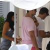 Matt Damon et sa femme Luciana Barroso se relaxent en famille au bord de la piscine de l'hotel Fontainebleau à Miami, le 28 septembre 2013.