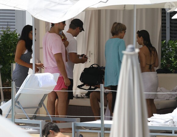 Matt Damon et sa femme Luciana Barroso se relaxent en famille au bord de la piscine de l'hotel Fontainebleau à Miami, le 28 septembre 2013.