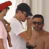Matt Damon et sa femme Luciana Barroso se relaxent en vacances avec leurs filles Isabella (6 ans), Gia (4 ans) et Stella (2 ans) et d'autres membres de la famille au bord de la piscine de l'hotel Fontainebleau à Miami, le 28 septembre 2013.