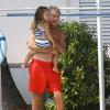 Matt Damon et sa femme Luciana Barroso se relaxent en vacances avec leurs filles Isabella (6 ans), Gia (4 ans) et Stella (2 ans) et d'autres membres de la famille au bord de la piscine de l'hotel Fontainebleau à Miami, le 28 septembre 2013.