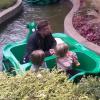 Brad Pitt est allé avec ses enfants, les jumeaux Vivienne et Knox, au parc de Legoland à Windsor en Angleterre le 29 septembre 2013. Un moment de bonheur pour les petits !