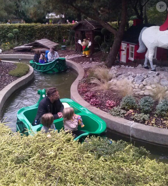 Brad Pitt est allé avec ses enfants, les jumeaux Vivienne et Knox, au parc de Legoland à Windsor en Angleterre le 29 septembre 2013. Un moment de bonheur pour les petits !