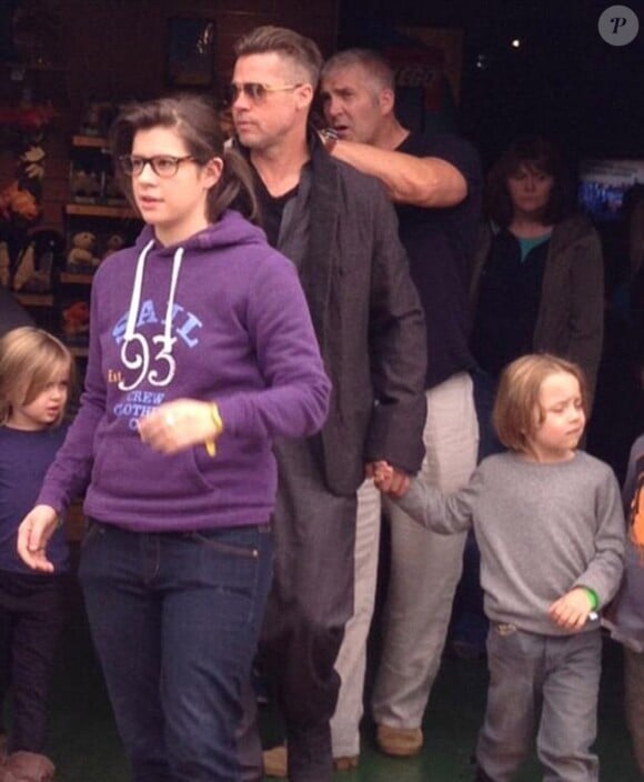 Brad Pitt est allé avec ses enfants, les jumeaux Vivienne et Knox, au parc de Legoland à Windsor en Angleterre le 29 septembre 2013. La star passerait presque inaperçue