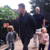 Brad Pitt est allé avec ses enfants, les jumeaux Vivienne et Knox, au parc de Legoland à Windsor en Angleterre le 29 septembre 2013. Un papa comme les autres