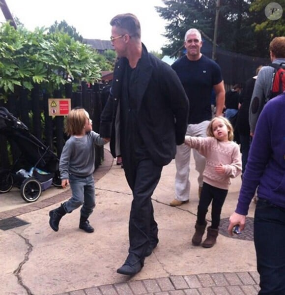 Brad Pitt est allé avec ses enfants, les jumeaux Vivienne et Knox, au parc de Legoland à Windsor en Angleterre le 29 septembre 2013. Un papa comme les autres