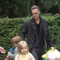 Brad Pitt : Papa stylé et discret avec ses jumeaux Knox et Vivienne à Legoland