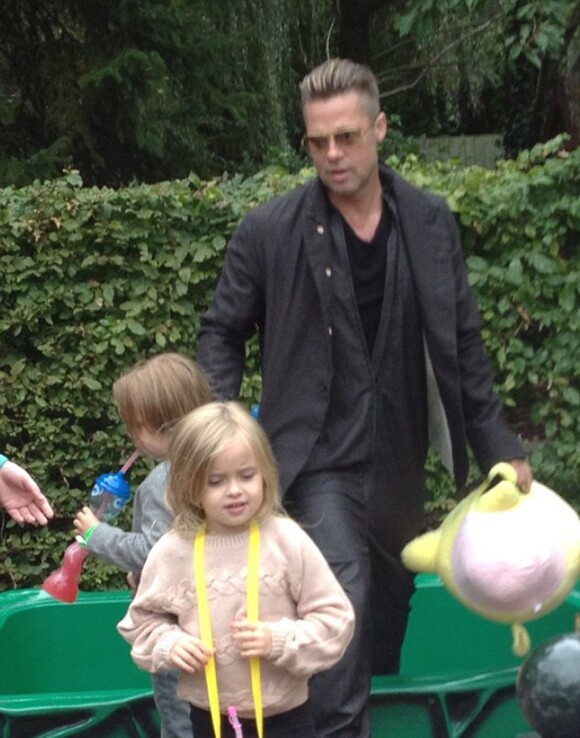 Brad Pitt est allé avec deux de ses six enfants, les jumeaux Vivienne et Knox, au parc de Legoland à Windsor en Angleterre le 29 septembre 2013