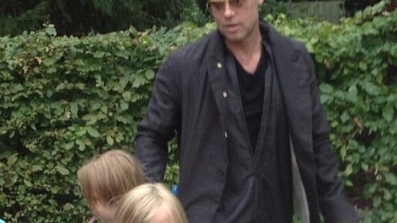 Brad Pitt : Papa stylé et discret avec ses jumeaux Knox et Vivienne à Legoland