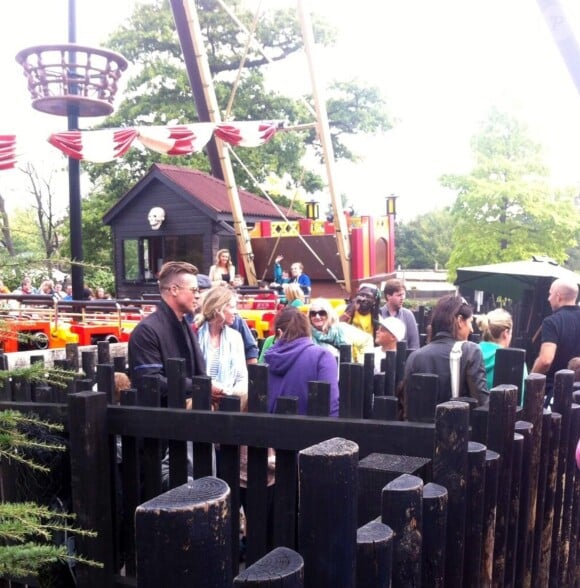 Brad Pitt est allé avec ses enfants, les jumeaux Vivienne et Knox, au parc de Legoland à Windsor en Angleterre le 29 septembre 2013