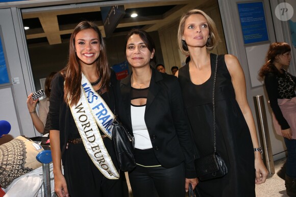 Marine Lorphelin aux côtés de Sandrine, sa mère, et Sylvie Tellier lorsqu'elle arrive à l'aéroport de Roissy Charles de Gaulle le 30 septembre, de retour de Bali où elle est arrivée première dauphine lors de l'élection Miss Monde 2013.