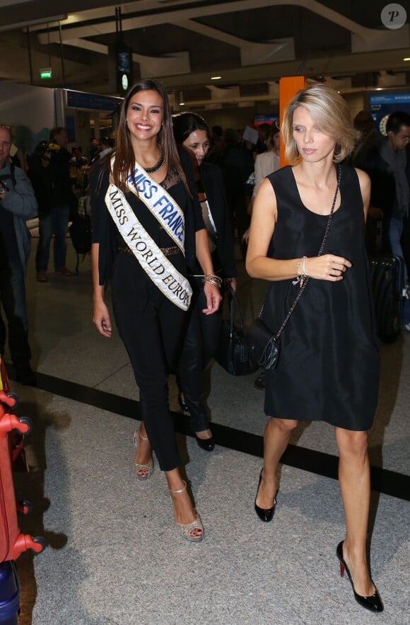Sylvie Tellier reçoit Marine Lorphelin lorsqu'elle arrive à l'aéroport de Roissy Charles de Gaulle le 30 septembre, de retour de Bali où elle est arrivée première dauphine lors de l'élection Miss Monde 2013.