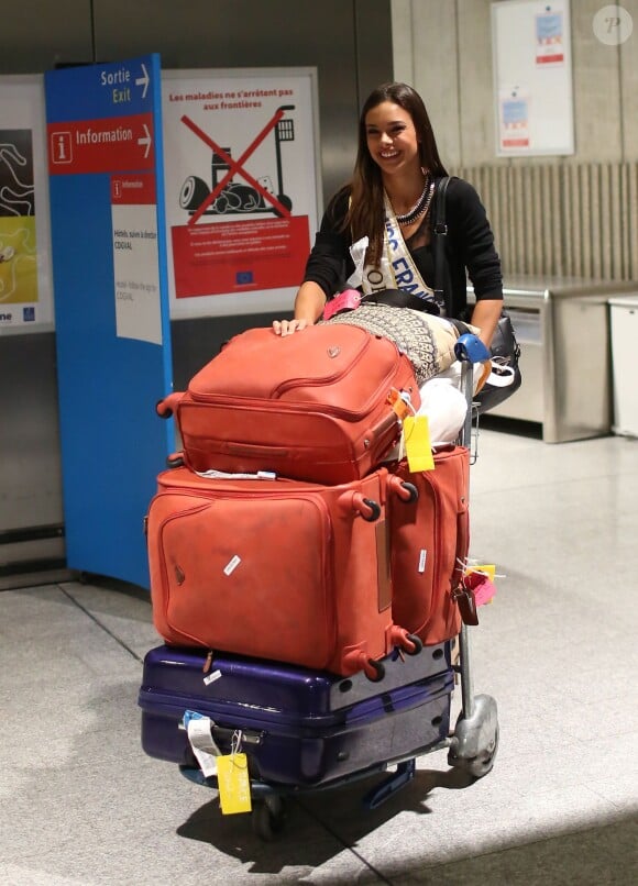 Marine Lorphelin arrive à l'aéroport de Roissy Charles de Gaulle le 30 septembre, de retour de Bali où elle est arrivée première dauphine lors de l'élection Miss Monde 2013.