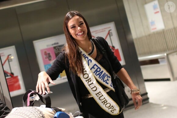 Marine Lorphelin, sublime et émue, lorsqu'elle arrive à l'aéroport de Roissy Charles de Gaulle le 30 septembre, de retour de Bali où elle est arrivée première dauphine lors de l'élection Miss Monde 2013.