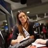 Marine Lorphelin, sublime et émue, lorsqu'elle arrive à l'aéroport de Roissy Charles de Gaulle le 30 septembre, de retour de Bali où elle est arrivée première dauphine lors de l'élection Miss Monde 2013.