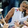 Tony Parker dans les bras de sa belle Axelle après la victoire de l'équipe de France à l'Eurobasket à Ljubjana le 22 septembre 2013