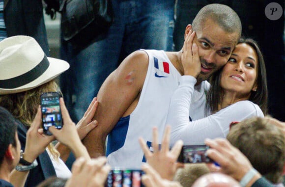Tony Parker dans les bras de sa belle Axelle après la victoire de l'équipe de France à l'Eurobasket à Ljubjana le 22 septembre 2013