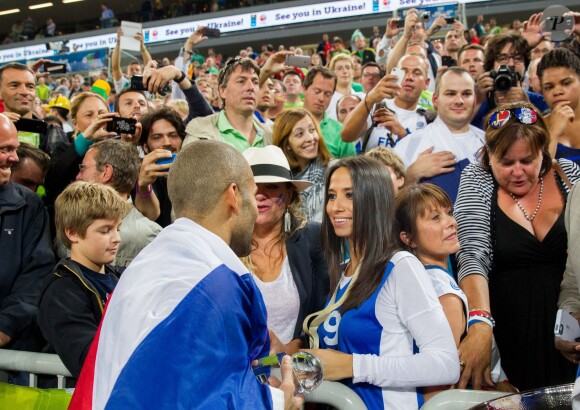 Tony Parker et sa belle Axelle après la victoire de l'équipe de France à l'Eurobasket à Ljubjana le 22 septembre 2013