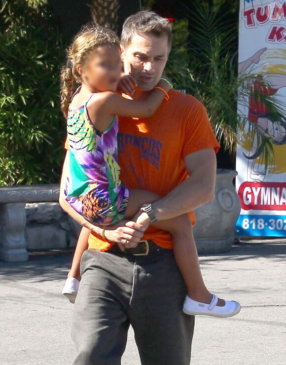 Nahla dans les bras d'Olivier Martinez se rendant à une fête au Jerry's Famous Deli à Los Angeles, le 29 septembre 2013.