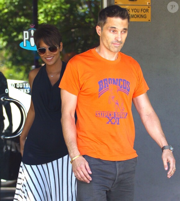 Halle Berry, enceinte, et Olivier Martinez se rendent à une fête au Jerry's Famous Deli à Los Angeles, le 29 septembre 2013.