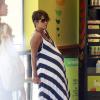 Halle Berry très enceinte, affiche sa superbe allure avec un smoothie au Jamba Juice à Studio City, le 23 septembre 2013.