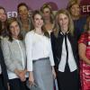 Letizia d'Espagne entourée des lauréates le 30 septembre 2013 à Madrid lors de la 22e édition des prix de la Fédération espagnole des femmes cadres, dirigeantes, professionnelles et entrepreneuses (FEDEPE).