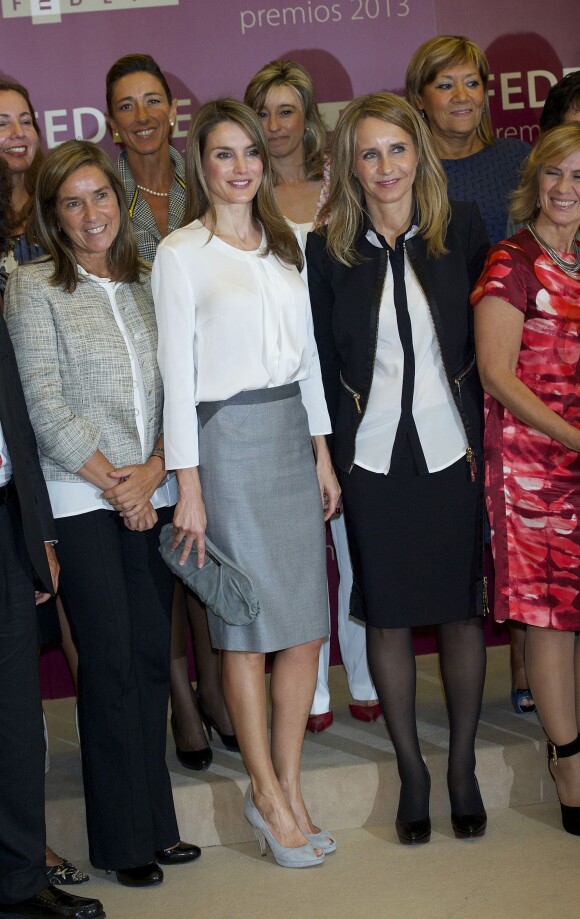 Letizia d'Espagne entourée des lauréates le 30 septembre 2013 à Madrid lors de la 22e édition des prix de la Fédération espagnole des femmes cadres, dirigeantes, professionnelles et entrepreneuses (FEDEPE).