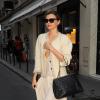Miranda Kerr quitte la boutique Chanel située au 31 rue Cambon, dans le 1er arrondissement de Paris. Le 30 septembre 2013.