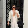 Miranda Kerr quitte la boutique Chanel située au 31 rue Cambon, dans le 1er arrondissement de Paris. Le 30 septembre 2013.