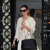 Miranda Kerr quitte la boutique Chanel située au 31 rue Cambon, dans le 1er arrondissement de Paris. Le 30 septembre 2013.