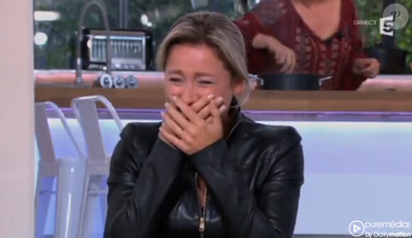 Anne-Sophie Lapix est prise d'un fou rire mémorable dans 'C à vous' sur France 5. Lundi 30 septembre 2013.