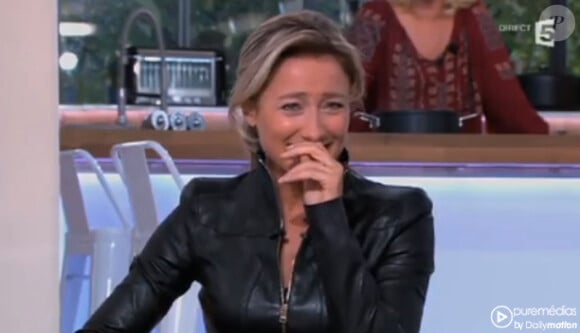 La drôle Anne-Sophie Lapix est prise d'un fou rire mémorable dans 'C à vous' sur France 5. Lundi 30 septembre 2013.