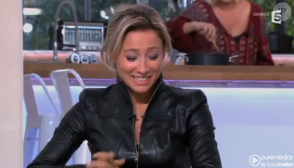 Anne-Sophie Lapix est prise d'un fou rire mémorable dans 'C à vous' sur France 5. Lundi 30 septembre 2013.