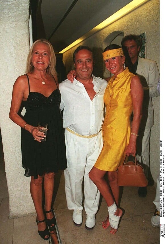 Daniel Hechter et son épouse Jennifer accompagnés de Jacqueline Veyssière, à Saint-Tropez le 18 juillet 1996