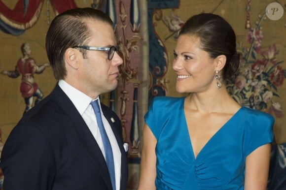 La princesse Victoria de Suède était éblouissante en robe bleu céruléen le 2 octobre 2013 pour le repas offert par le roi Carl XVI Gustaf à l'Hôtel de Ville de Stockholm pour le président portugais Anibal Cavaco Silva et son épouse.