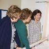 Silvia de Suède et Maria Cavaco Silva en visite dans un centre d'aide à la personne le 2 octobre 2013 à Stockholm.