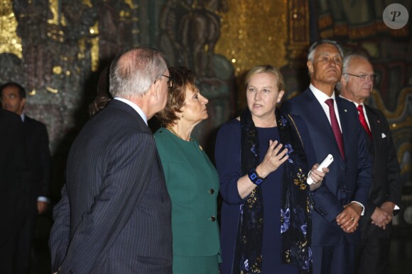 Le couple royal suédois et le couple présidentiel portugais visitant une exposition de designe à Stockholm le 2 octobre 2013