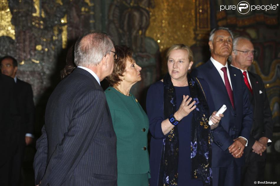  Le couple royal suédois et le couple présidentiel portugais visitant une exposition de designe à Stockholm le 2 octobre 2013 
