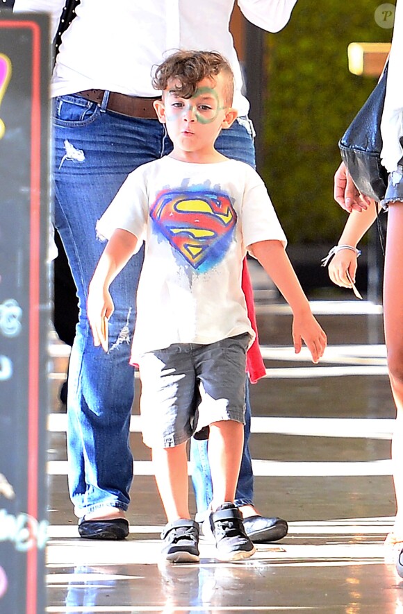Exclusif - Sparrow, le fils de Nicole Richie, quitte le restaurant Loteria Grill avec sa mère et sa grande soeur Sparrow. Los Angeles, le 25 septembre 2013.