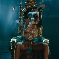 Rihanna : Strip-teaseuse hot et bling-bling dans son clip ''Pour It Up''