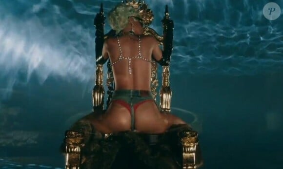 Rihanna se la joue strip-teaseuse ultra-hot dans son nouveau clip "Pour it up", mis en ligne le 2 octobre 2013.
