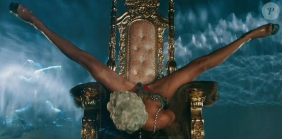 Rihanna, strip-teaseuse utra-hot dans son nouveau clip "Pour it up", mis en ligne le 2 octobre 2013.