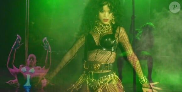 Rihanna, ultra-hot dans son nouveau clip "Pour it up", mis en ligne le 2 octobre 2013.