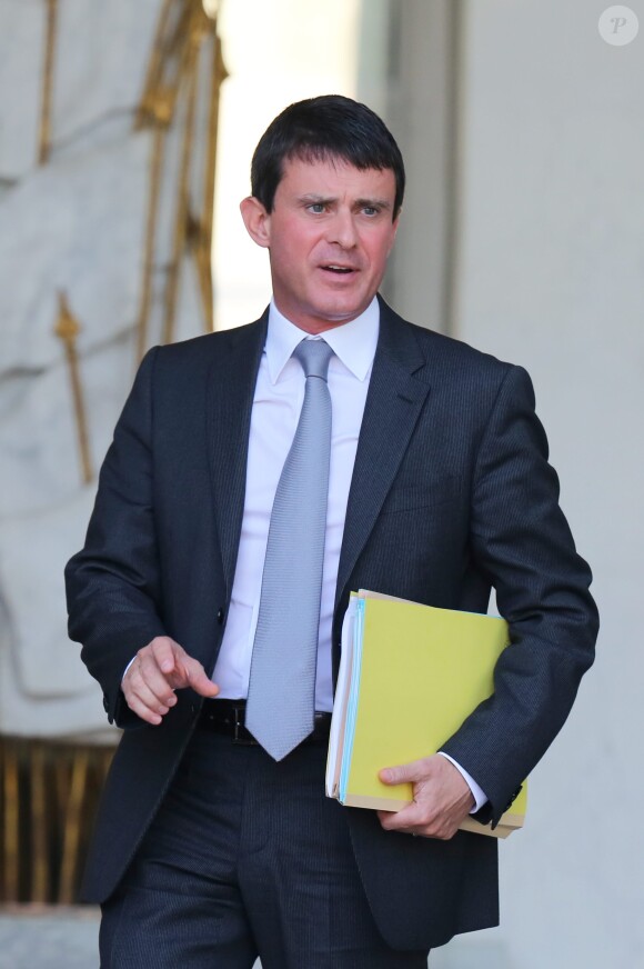 Manuel Valls sortant du palais de l'Elysée à l'issue du conseil des ministres à Paris le 2 Octobre 2013.
