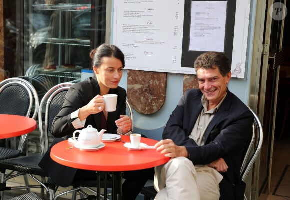 Cecile Duflot et Pascal Durand (secrétaire national d'Europe Ecologie-les Verts) prennent leur petit-déjeuner dans un café à deux pas du palais de l'Elysée avant le conseil des ministres à Paris le 2 Octobre 2013.