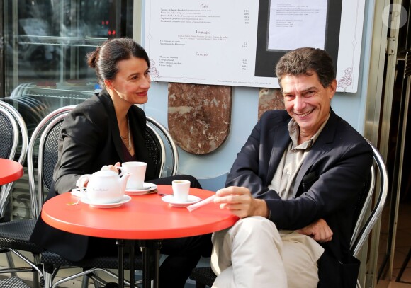 Cecile Duflot et Pascal Durand (secrétaire national d'Europe Ecologie-les Verts) prennent leur petit-déjeuner dans un café à deux pas du palais de l'Elysée avant le conseil des ministres à Paris le 2 Octobre 2013.