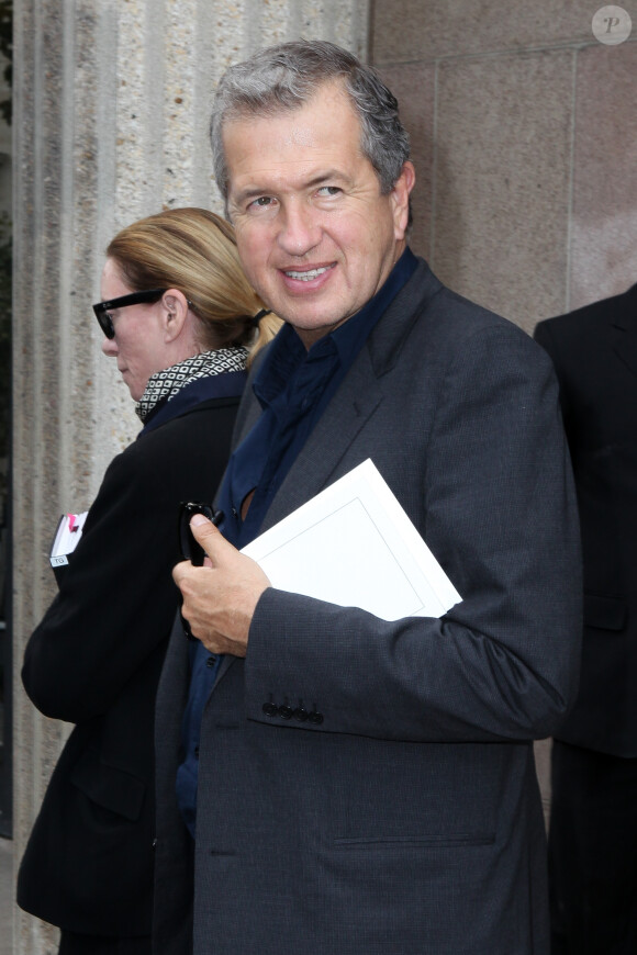 Mario Testino arrive au Conseil Économique Social et Environnemental pour assister au défilé Miu Miu. Paris, le 2 octobre 2013.