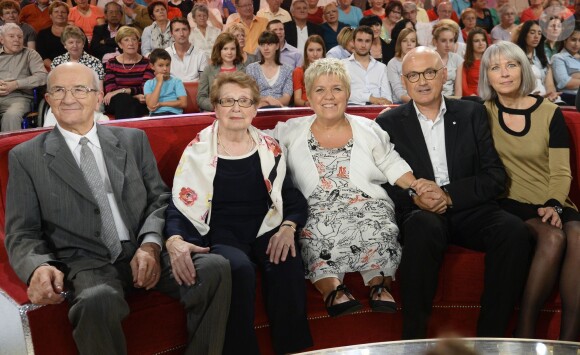 Mimie Mathy avec ses parents Marcel et Roberte, son mari Benoist Gérard et sa soeur Frédérique lors de l'enregistrement de l'émission Vivement Dimanche à Paris le 2 octobre 2013. L'emission sera diffusée le 6 octobre 2013
