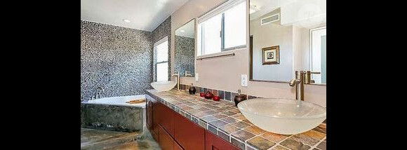 L'acteur Chris Colfer a mis en vente sa jolie maison de Los Angeles, pour 1,15 million de dollars.
