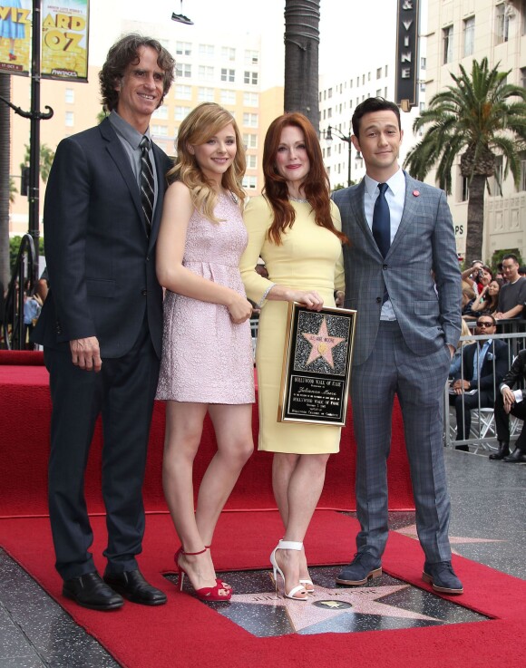 Jay Roach, Chloë Grace Moretz, Joseph Gordon-Levitt, Julianne Moore lorsque Julianne Moore reçoit son étoile sur le "Walk Of Fame" à Hollywood, le 3 octobre 2013